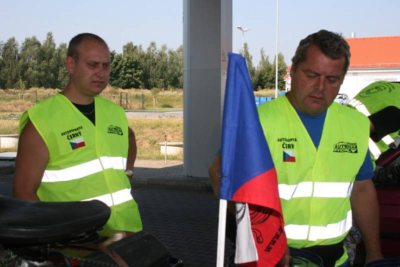 Pětice mopedářů z Mnichova Hradiště včera vyrazila do italské Pisy!