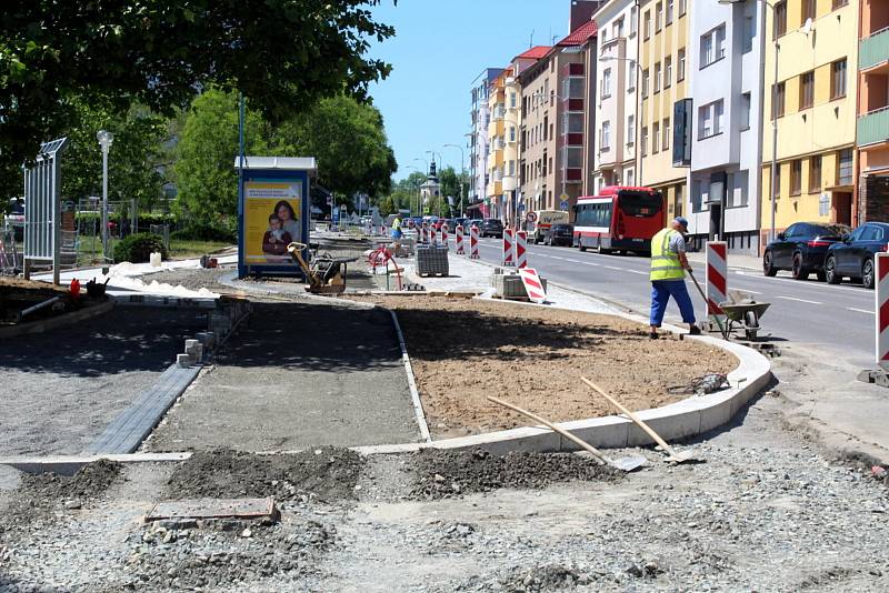 Úplná uzavírka platí v Mladé Boleslavi na křižovatce náměstí Republiky - S. K. Neumanna a u soudu včetně uzavření chodníku, parkovacích stání, jednoho jízdního pruhu a přechodů pro chodce až po křižovatku s Laurinovou ulicí.