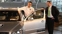 Pavel Valoušek (vlevo) přebírá klíč od nového vozu Škoda Octavia RS z rukou šéfa prodeje Škody Auto pro Evropu Jana Hurta.
