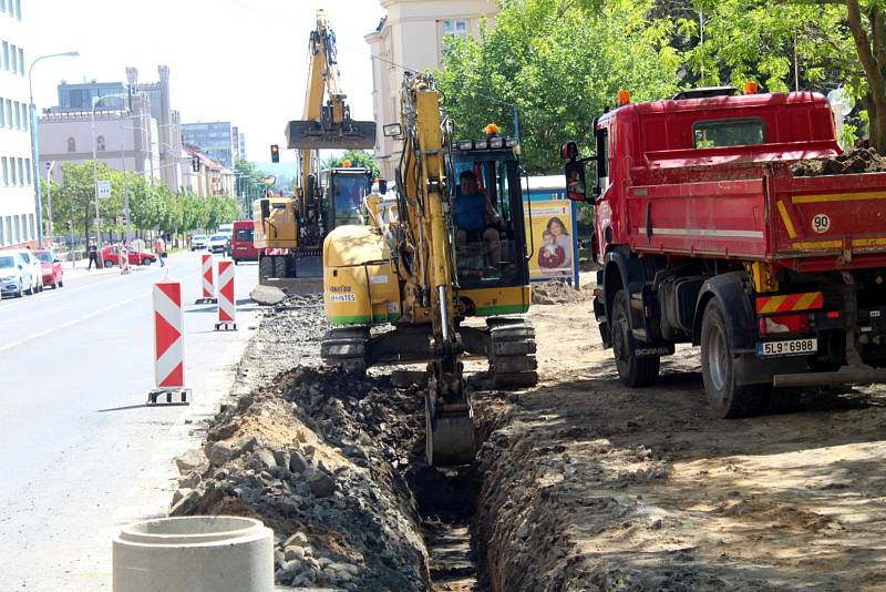 Další část páteřní cyklostezky, která protíná město ve směru od nákupního centra Olympia až na Českobratrské náměstí, vyrůstá na náměstí Republiky.