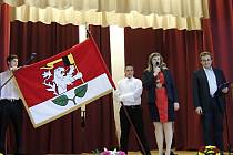 Starostka Barbora Adamcová a místostarosta Zbyněk Valenta iniciovali pořízení oficiálních symbolů městyse.