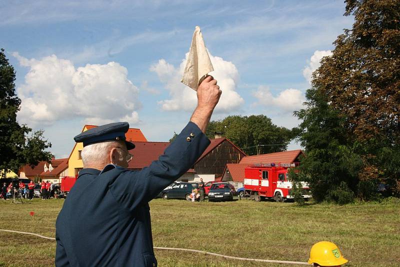 Soutěž malých i velkých dobrovolných hasičů v Březně.