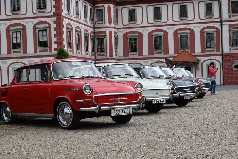 Výstava automobilů Škoda MB 1000 na zámku v Mnichově Hradišti.