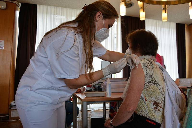 V očkovacím centru v Mladé Boleslavi se ve čtvrtek nezastavili. Očkovala se první i druhá dávka vakcín