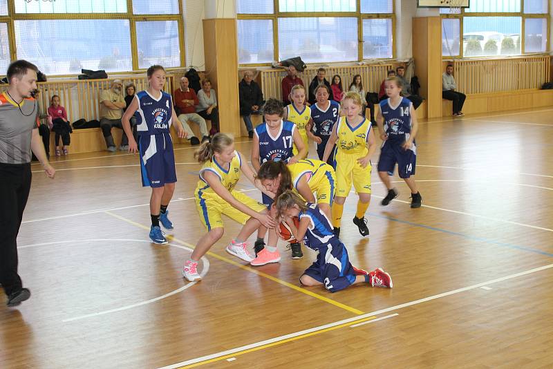 V neděli 26. listopadu sehrálo na palubovce 9. základní školy svá další mistrovská utkání družstvo mladších basketbalových minižákyň TJ AŠ Mladá Boleslav proti Kolínu.