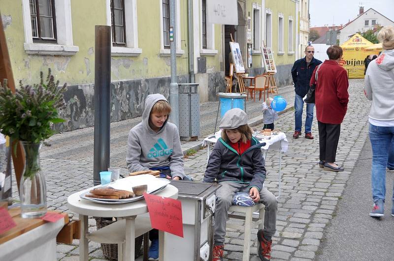 Sousedské slavnosti se v Mnichově Hradišti v sobotu vyvedly. Mnoho lidí, mnoho stánků, mnoho zábavy. A také tolik očekávaná výstavka vozů značky Liaz.