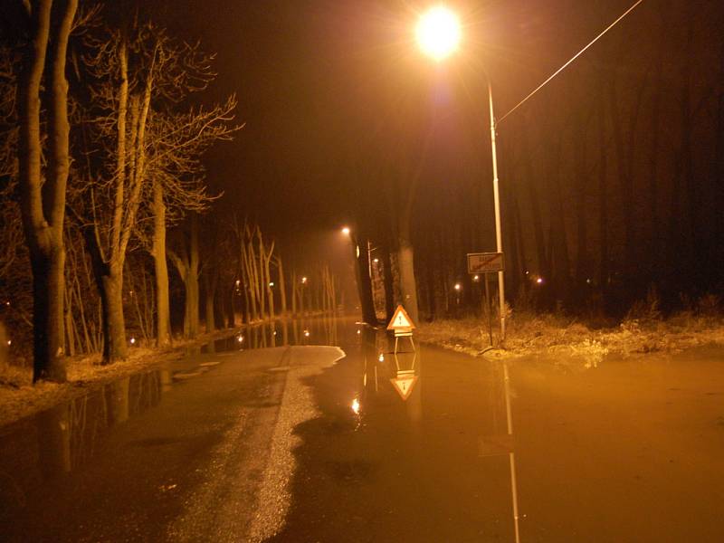 Velká voda v Bakově nad Jizerou ve středu večer.