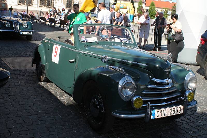 Čtyřiapadesát posádek stanulo ve čtvrtek po 17. hodině na Staroměstském náměstí v Mladé Boleslavi na startovní čáře dalšího ročníku Oldtimer Bohemia Rally.