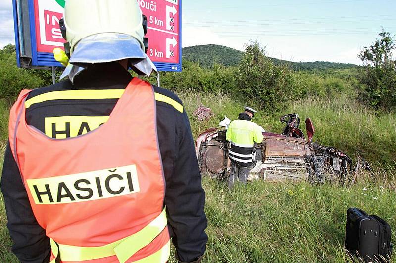 Auto vyletělo z R10 u Mladé Boleslavi a skončilo zdemolované v příkopu.