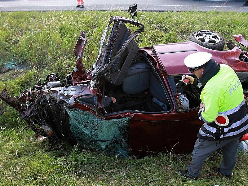 Auto vyletělo z R10 u Mladé Boleslavi a skončilo zdemolované v příkopu.