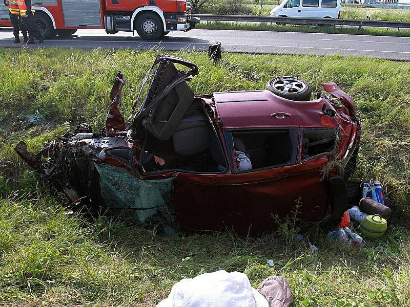 Auto vyletělo z R10 u Mladé Boleslavi a skončilo zdemolované v příkopu.