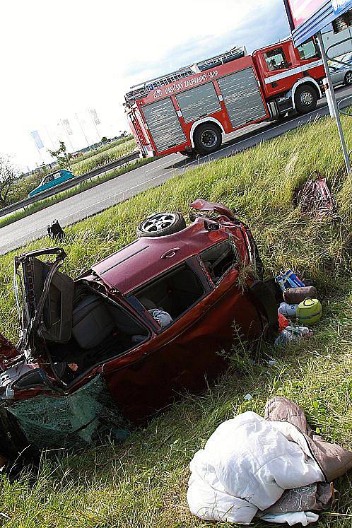 Auto vyletělo z R10 u Mladé Boleslavi a skončilo zdemolované v příkopu.