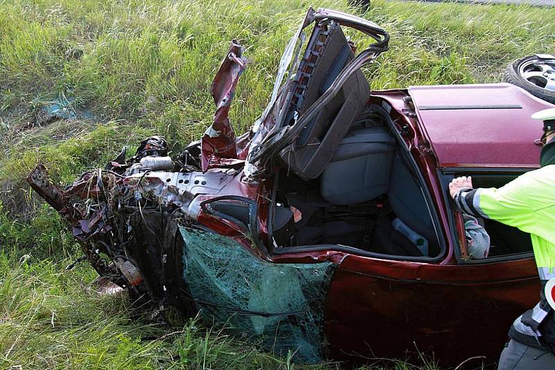 Auto vyletělo z R10 u Mladé Boleslavi a skončilo zdemolované v příkopu.