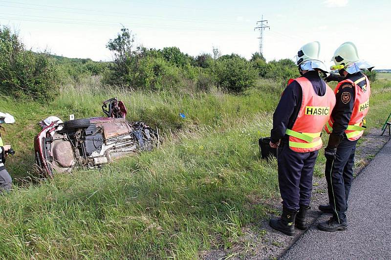 Auto vyletělo z R10 u Mladé Boleslavi a skončilo zdemolované v příkopu.