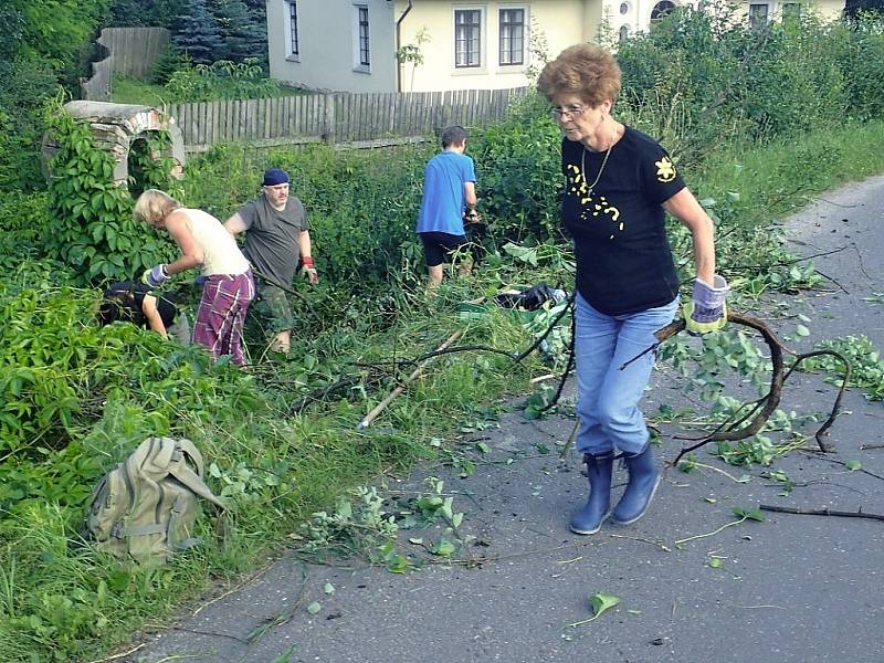 Úklid v okolí zapomenuté a zarostlé kapličky v Rečkově u Bakova nad Jizerou.