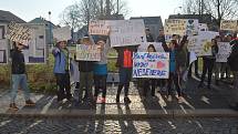 V Bakově vyrazili lidé do ulic kvůli odvolané ředitelce základní školy