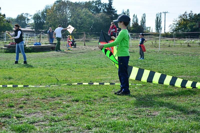 Babí léto, ocasatí draci a čtyřiadvacet soutěžících. První říjnová sobota patřila v Jizerním Vtelně tradiční drakiádě.