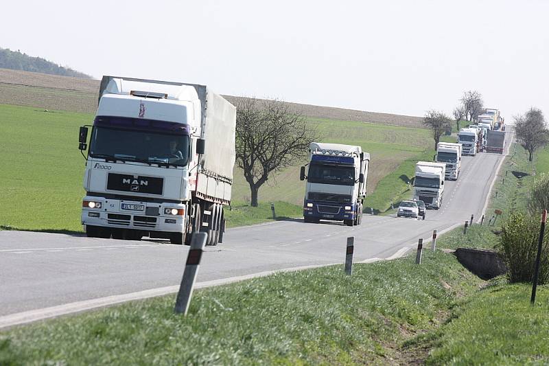 Havárie na okraji Bratronic  na Mladoboleslavsku na dvě hodiny zablokovala oba směry silnici I/38 mezi Mladou Boleslaví a Nymburkem. V obou směrech se vytvořily dlouhé kolony aut.