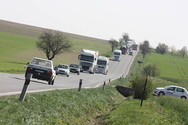 Havárie na okraji Bratronic  na Mladoboleslavsku na dvě hodiny zablokovala oba směry silnici I/38 mezi Mladou Boleslaví a Nymburkem. V obou směrech se vytvořily dlouhé kolony aut.