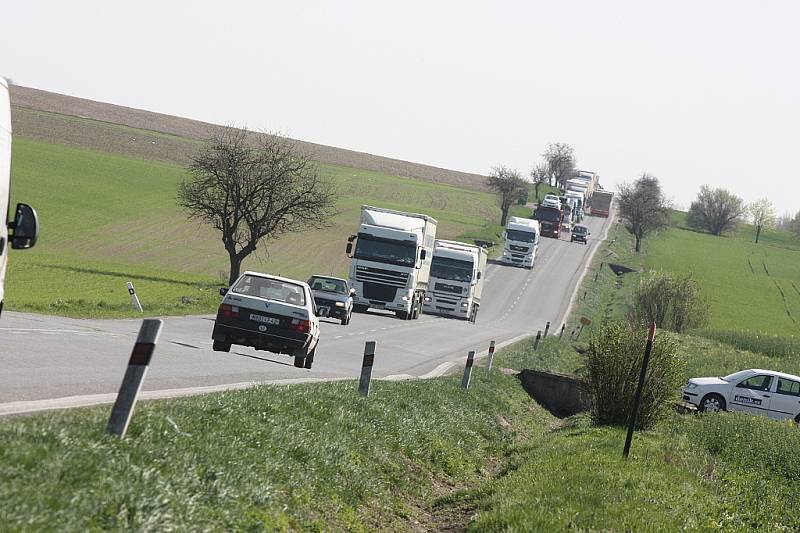Havárie na okraji Bratronic  na Mladoboleslavsku na dvě hodiny zablokovala oba směry silnici I/38 mezi Mladou Boleslaví a Nymburkem. V obou směrech se vytvořily dlouhé kolony aut.