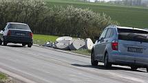 Role papíru se z kamionu vysypaly na silnici. Do opravdu nečekané překážky pak vrazil osobní vůz mercedes. Následky havárie jsou vážné.