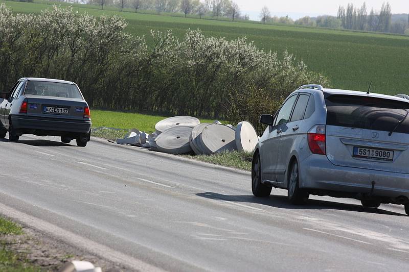 Role papíru se z kamionu vysypaly na silnici. Do opravdu nečekané překážky pak vrazil osobní vůz mercedes. Následky havárie jsou vážné.