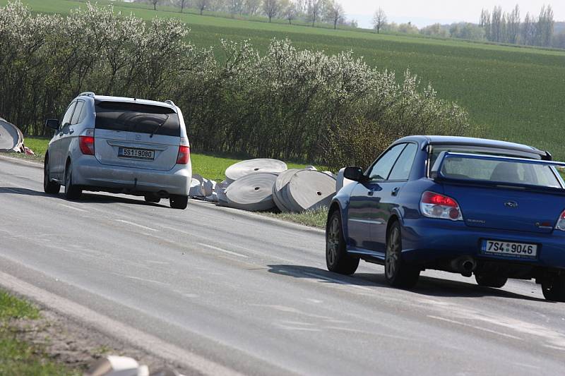 Role papíru se z kamionu vysypaly na silnici. Do opravdu nečekané překážky pak vrazil osobní vůz mercedes. Následky havárie jsou vážné.