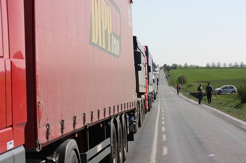 Havárie na okraji Bratronic  na Mladoboleslavsku na dvě hodiny zablokovala oba směry silnici I/38 mezi Mladou Boleslaví a Nymburkem. V obou směrech se vytvořily dlouhé kolony aut.