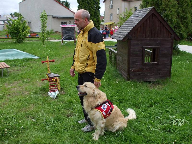 Děti v Bakovské školce navštívili strážníci a záchranářský pes.