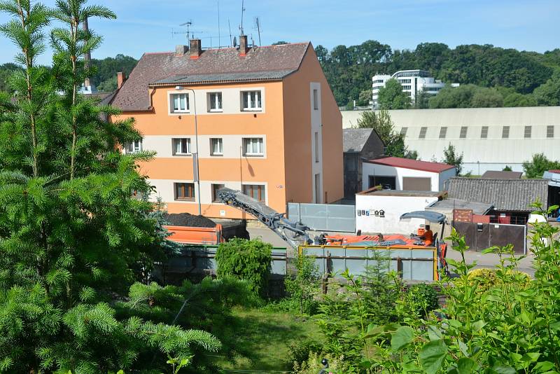 Rekonstrukce silničního povrchu na Ptácké ulici v Mladé Boleslavi.