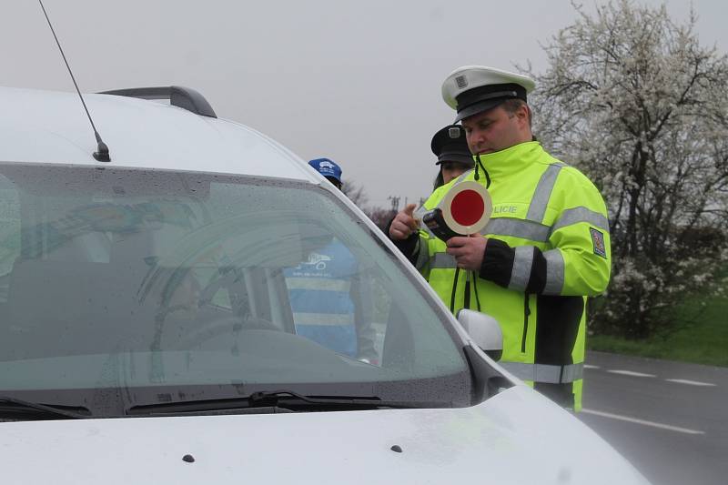 CELKEM čtyřiačtyřicet vozidel zkontrolovali během dopoledne mladoboleslavští policisté v Židněvsi, která byla jedním z míst celorepublikové dopravně bezpečnostní akce Řídím – piju nealko pivo.