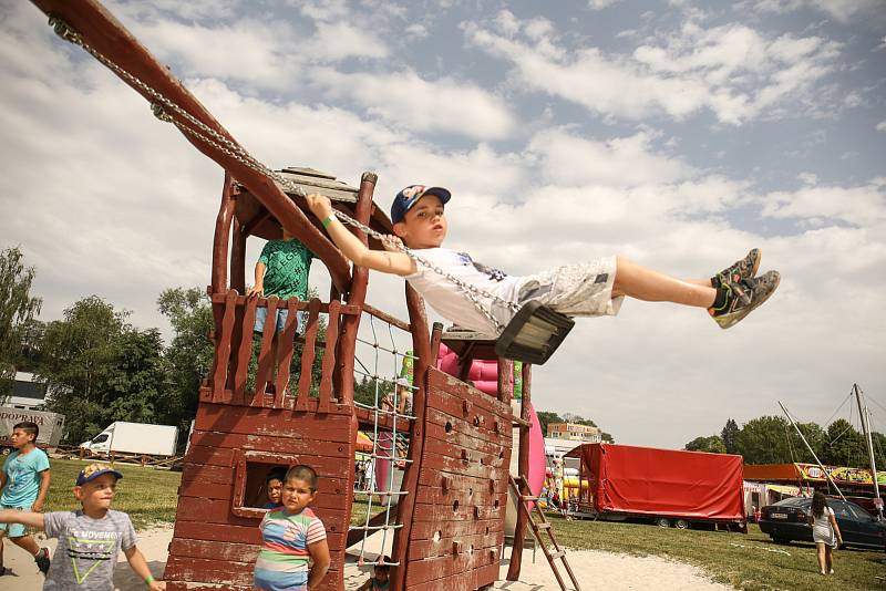 Na Krásné louce se v sobotu uskutečnil 4. Romský festival, který lákal na hudební vystoupení, ale také na několik celebrit.