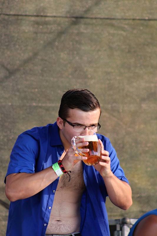 Na 21. Rejšickém pivobraní nechyběla ani soutěž v pití piva na čas.