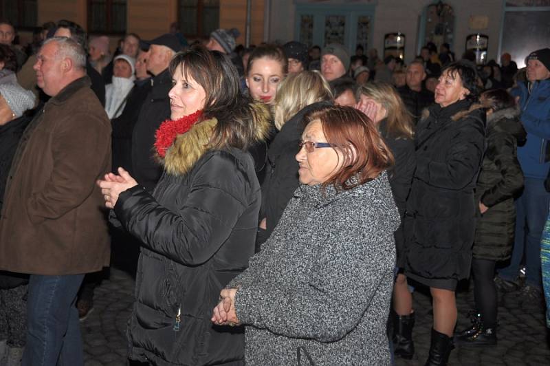 Štědrovečerní zpívání na Masarykově náměstí v Mnichově Hradišti.