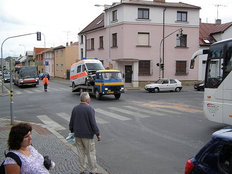 Nehoda sanitky v Mladé Boleslavi.