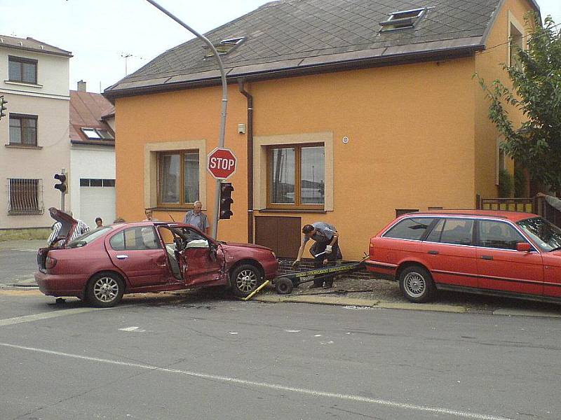 Nehoda sanitky v Mladé Boleslavi.