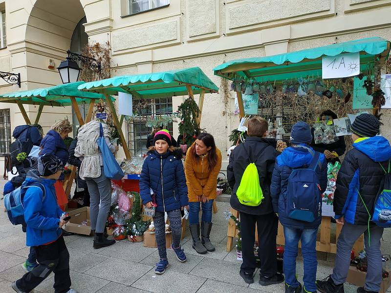 Na nádvoří kosmonoské základní školy se konal vánoční jarmark