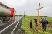Osazování nového kříže u Luštěnic v úterý 23. května 2023.