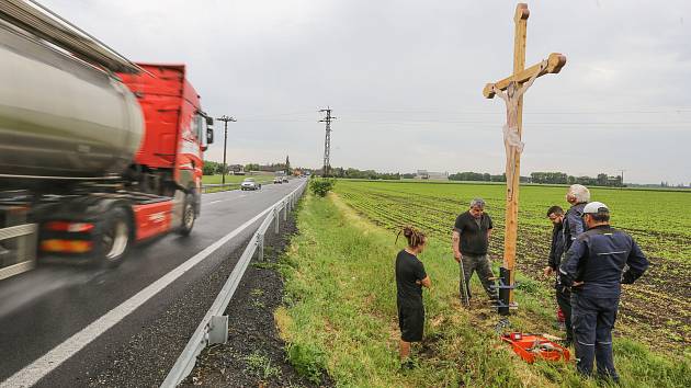 Osazování nového kříže u Luštěnic v úterý 23. května 2023.