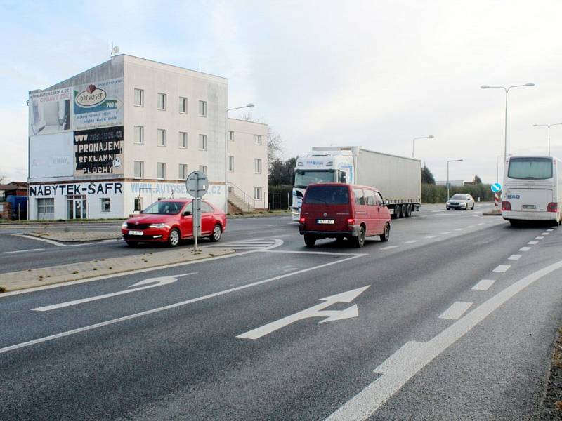 Frekventovaná křižovatka na výjezdu z Mladé Boleslavi u Plaz.