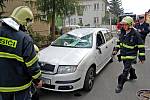 Po nehodě dvou osobních vozidel v Mladé Boleslavi zůstalo jedno z nich na střeše i se zraněnou řidičkou.