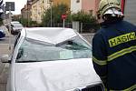 Po nehodě dvou osobních vozidel v Mladé Boleslavi zůstalo jedno z nich na střeše i se zraněnou řidičkou.
