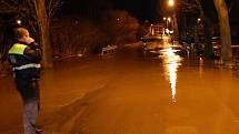 Večer se voda dostala na silnici z Bakova nad Jizerou na Malou Bělou. Silnice musela být uzavřena.