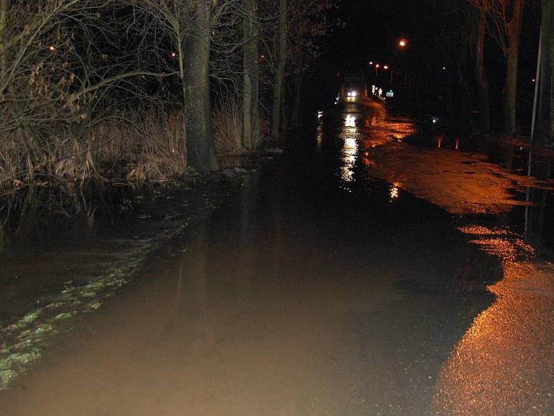 Večer se voda dostala na silnici z Bakova nad Jizerou na Malou Bělou. Silnice musela být uzavřena.