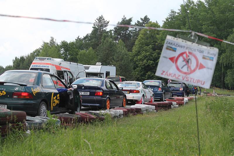 Příznivci silných motorů a kvílení  pneumatik v ostrých zatáčkách mířili v sobotu 26. května do areálu Motorlandu Vrchbělá.