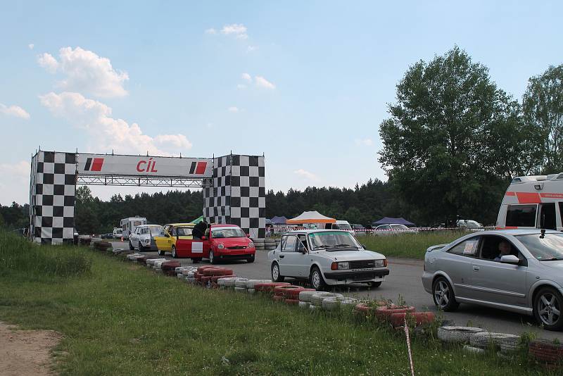 Příznivci silných motorů a kvílení  pneumatik v ostrých zatáčkách mířili v sobotu 26. května do areálu Motorlandu Vrchbělá.