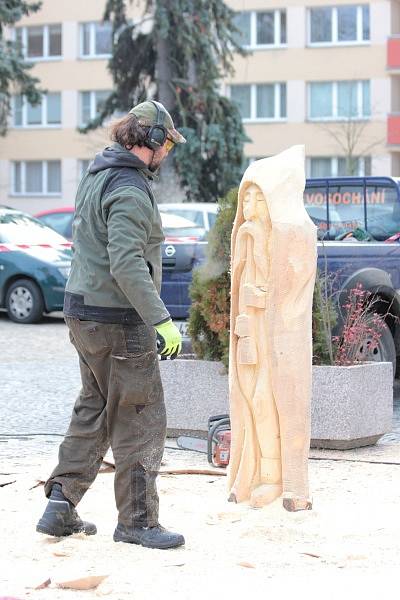 Před Městským divadlem se před nedávnem konalo již druhé Adventní dřevosochání postav do Betléma. 