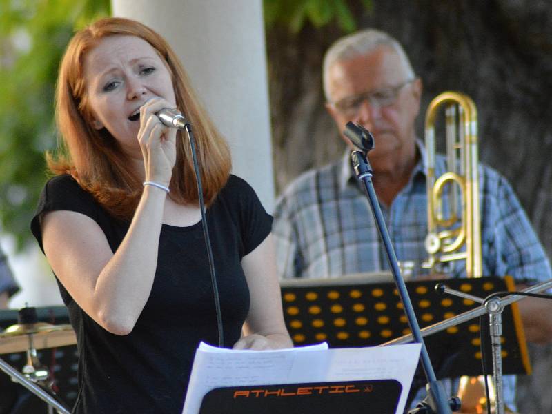 Předposlední promenádní koncert letošního léta patřil na Masarykově náměstí zavedené jazzové Kapele strýce Michaela.