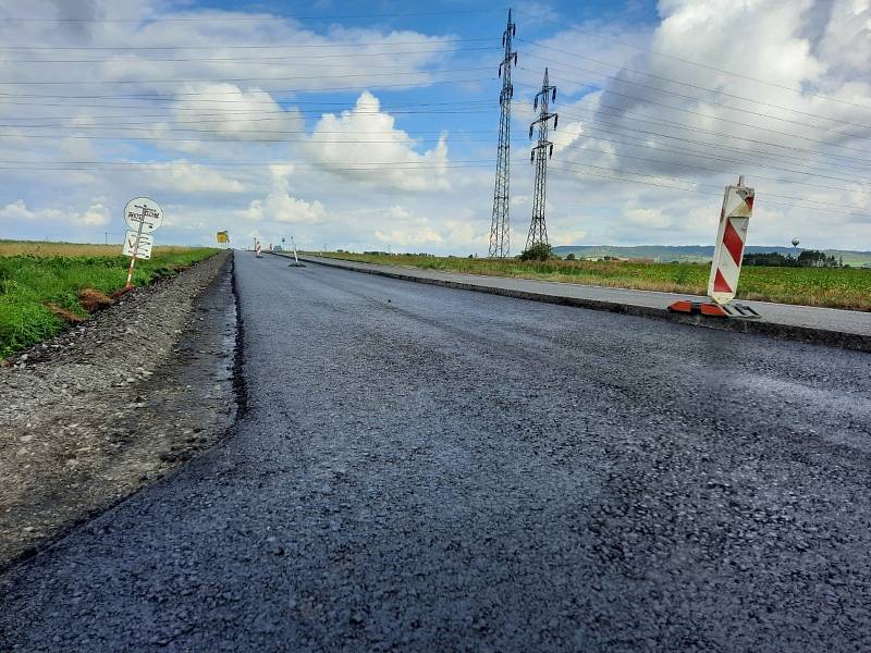 Po více než čtyřech měsících skončila oprava téměř čtyřkilometrového úseku silnice mezi Luštěnicemi a Libichovem.