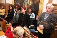 Desítky nespokojených rodičů dorazily na zasedání zastupitelstva v Mladé Boleslavi i s peticí. Strhla se ostrá debata.